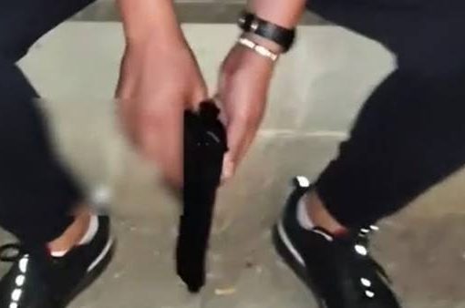 Firenze, giovane immigrato scarrella una pistola in piazza