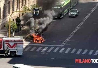 Incendio devasta auto elettrica