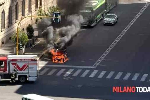 Incendio devasta auto elettrica