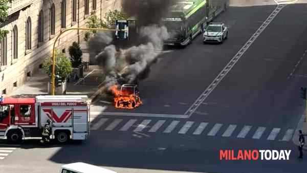 Incendio devasta auto elettrica