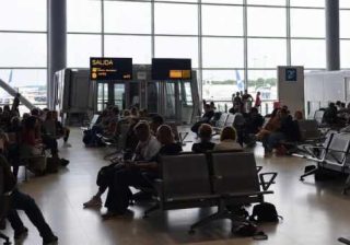 Fiumicino, baci e carezze tra due uomini in sala d'attesa