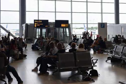 Fiumicino, baci e carezze tra due uomini in sala d'attesa