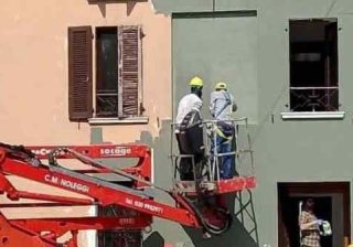 imbianchini cancellano storico affresco della Madonna