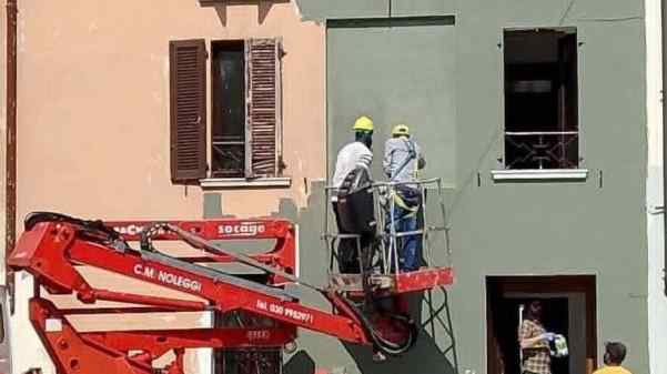 imbianchini cancellano storico affresco della Madonna