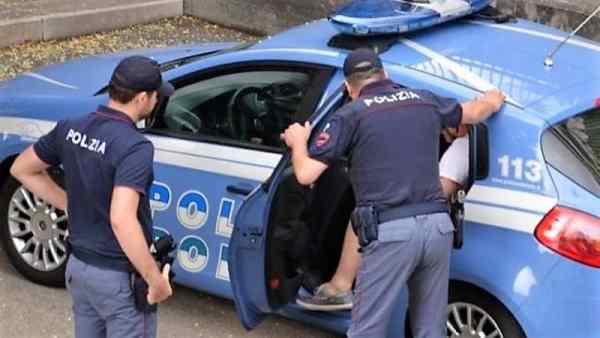Roma, colombiano litiga con la compagna, sequestra
