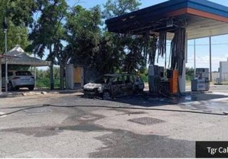 Auto a fuoco presso distributore