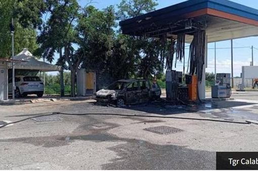 Auto a fuoco presso distributore