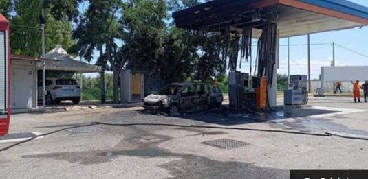 Auto a fuoco presso distributore