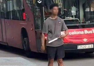Barcellona, nordafricano armato di due coltelli ferisce un passante