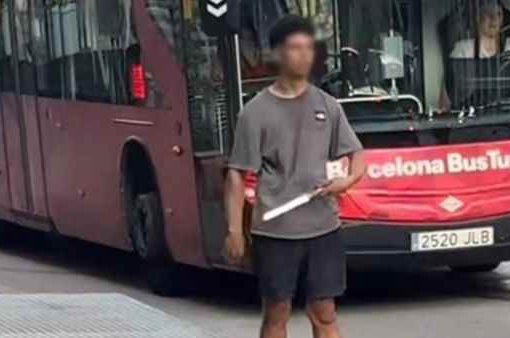 Barcellona, nordafricano armato di due coltelli ferisce un passante
