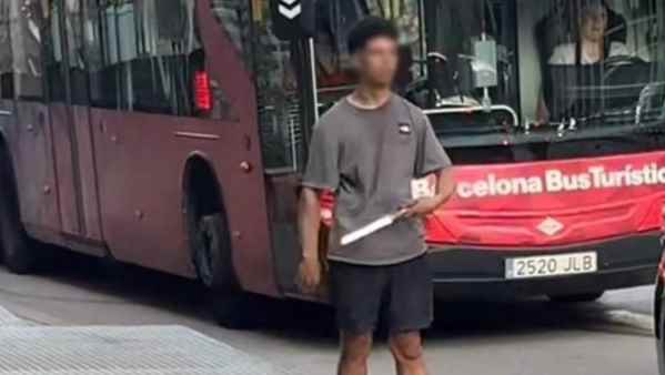 Barcellona, nordafricano armato di due coltelli ferisce un passante