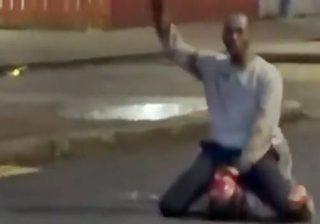 Irlanda, migrante africano tenta di decapitare un uomo in strada a Belfast