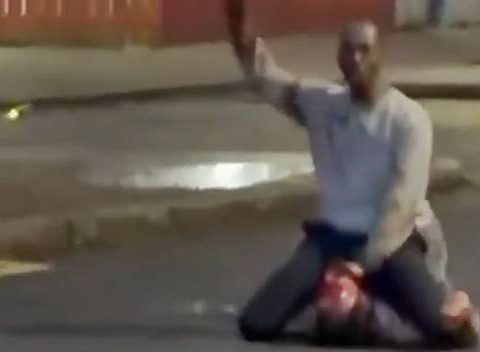 Irlanda, migrante africano tenta di decapitare un uomo in strada a Belfast