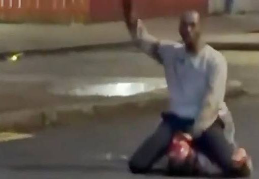 Irlanda, migrante africano tenta di decapitare un uomo in strada a Belfast