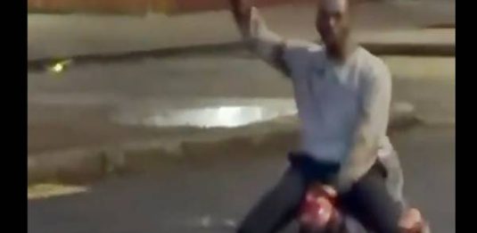 Irlanda, migrante africano tenta di decapitare un uomo in strada a Belfast