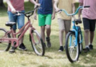 ragazzini con biciclette