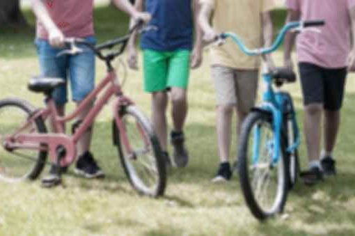 ragazzini con biciclette