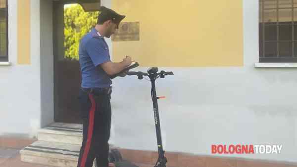 Bologna, fugge in monopattino e investe i Cc: tuni