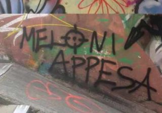 FIrenze "Meloni appesa"