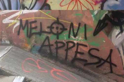 FIrenze "Meloni appesa"