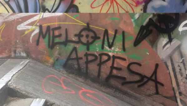 FIrenze "Meloni appesa"
