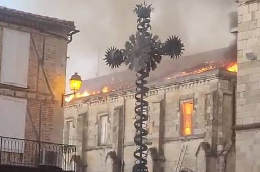 Francia, brucia un'altra chiesa