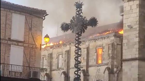 Francia, brucia un'altra chiesa
