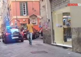 Genova. brandisce coltello tra i passanti