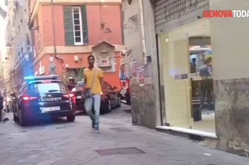 Genova. brandisce coltello tra i passanti