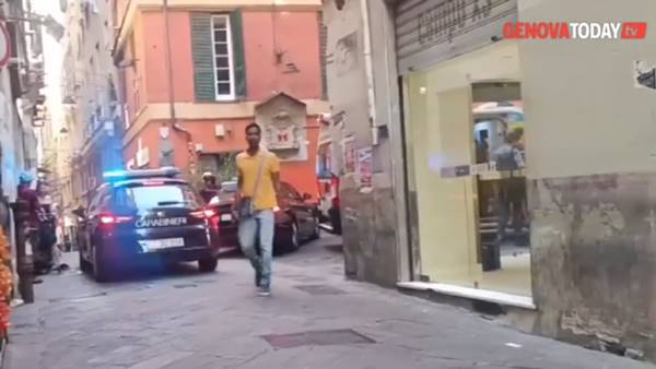 Genova. brandisce coltello tra i passanti