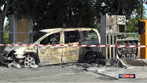 Quattro migranti trovati carbonizzati in un'auto nel Cosentino