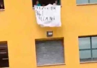 Striscione 'Italia agli italiani'