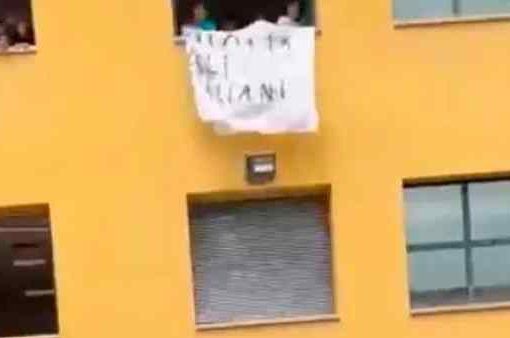Striscione 'Italia agli italiani'