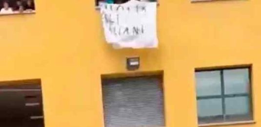 Striscione 'Italia agli italiani'