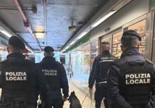 agenti della polizia locale di Milano