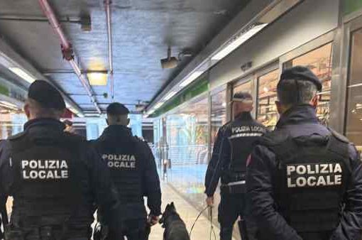 agenti della polizia locale di Milano