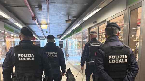 agenti della polizia locale di Milano