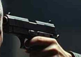 Studente punta una pistola al professore in classe