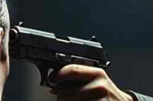 Studente punta una pistola al professore in classe