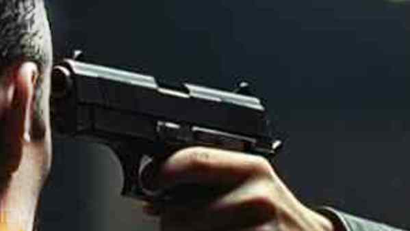 Studente punta una pistola al professore in classe