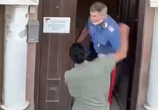 Marocchino si presenta in caserma e prende a pugni un carabiniere