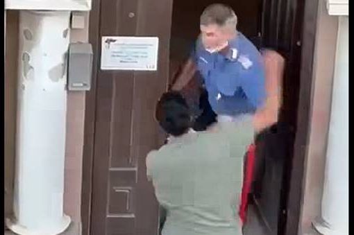 Marocchino si presenta in caserma e prende a pugni un carabiniere