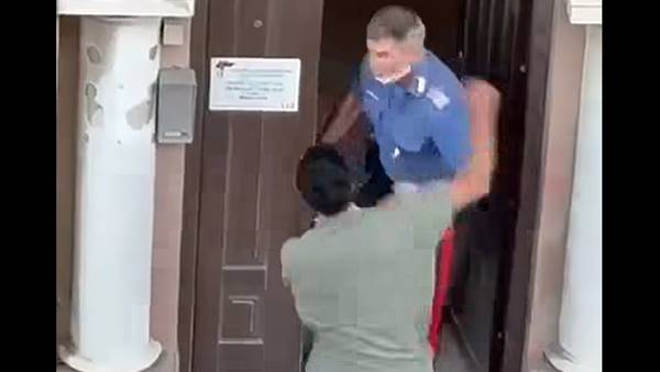 Marocchino si presenta in caserma e prende a pugni un carabi