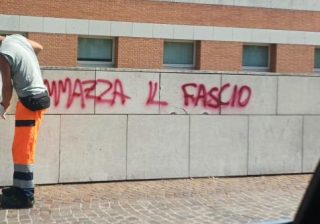 scritte contro Vannacci e Cruciani a Vicenza