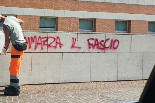 scritte contro Vannacci e Cruciani a Vicenza