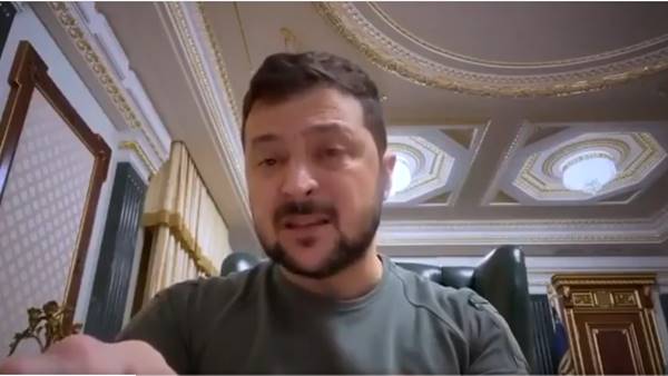 Zelensky: “economia russa sull’orlo del collasso”