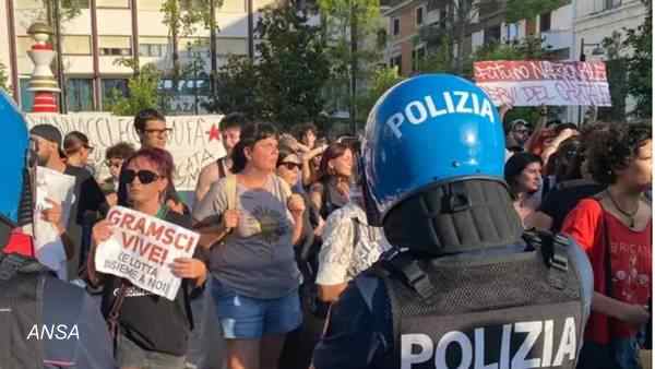 escara, Vannacci contestato dagli antifascisti.