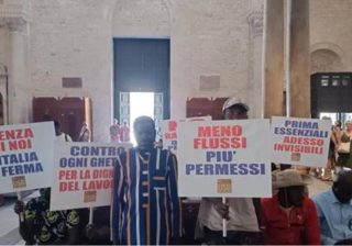 braccianti occupano la Basilica di San Nicola a Bari