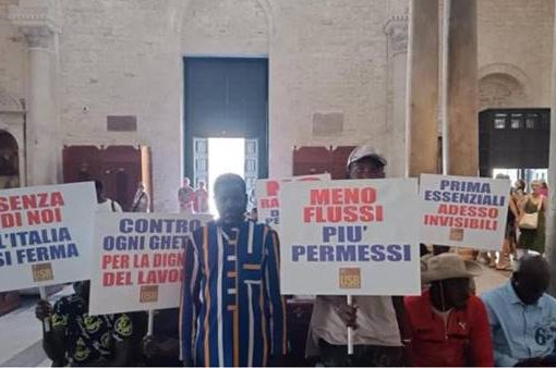 braccianti occupano la Basilica di San Nicola a Bari