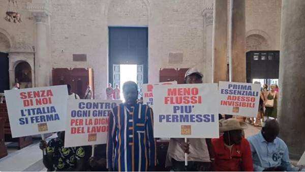 braccianti occupano la Basilica di San Nicola a Bari